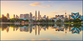 Encuesta de Pagos de Coface Asia 2022. Vista panorámica del horizonte de la ciudad de Kuala Lumpur con reflejos y un hermoso cielo matutino, Parque Titiwangsa, Malasia. 